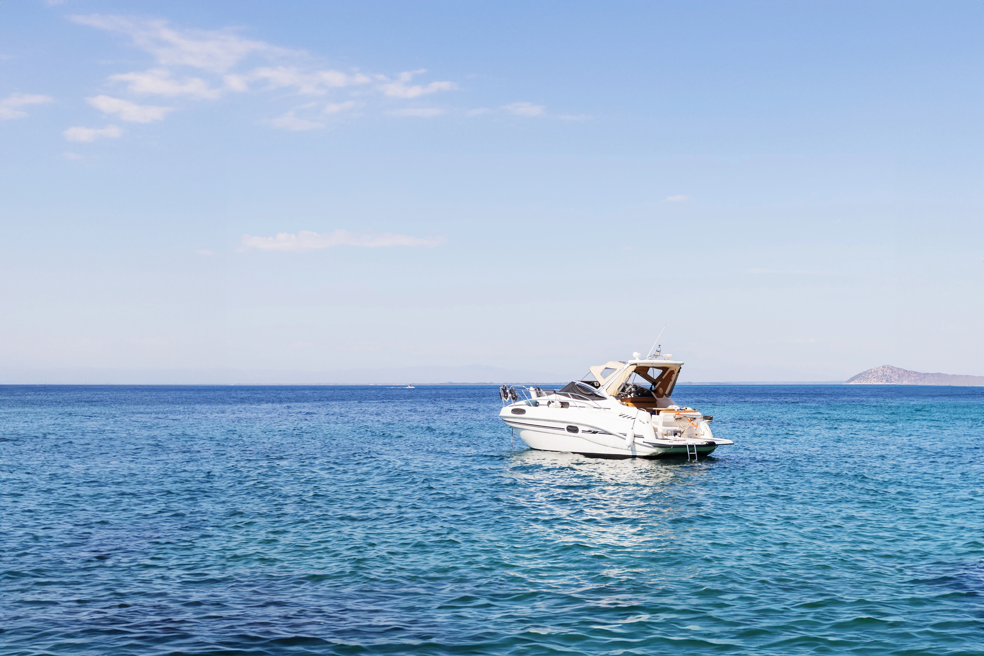 У грецькому порту після пожежі затонули три яхти