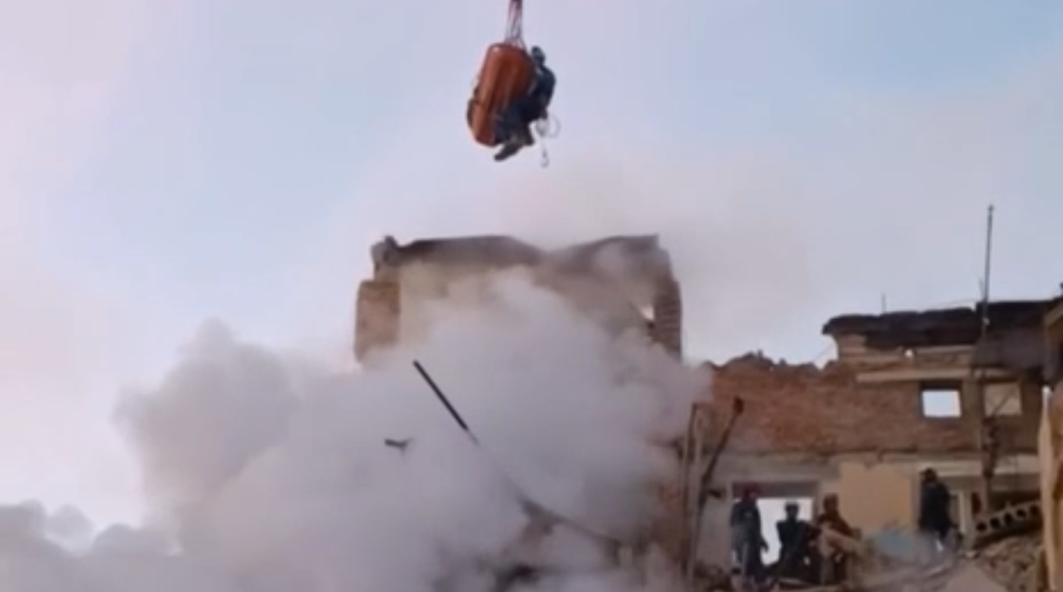 У Тернополі з-під завалів дістали живого потерпілого