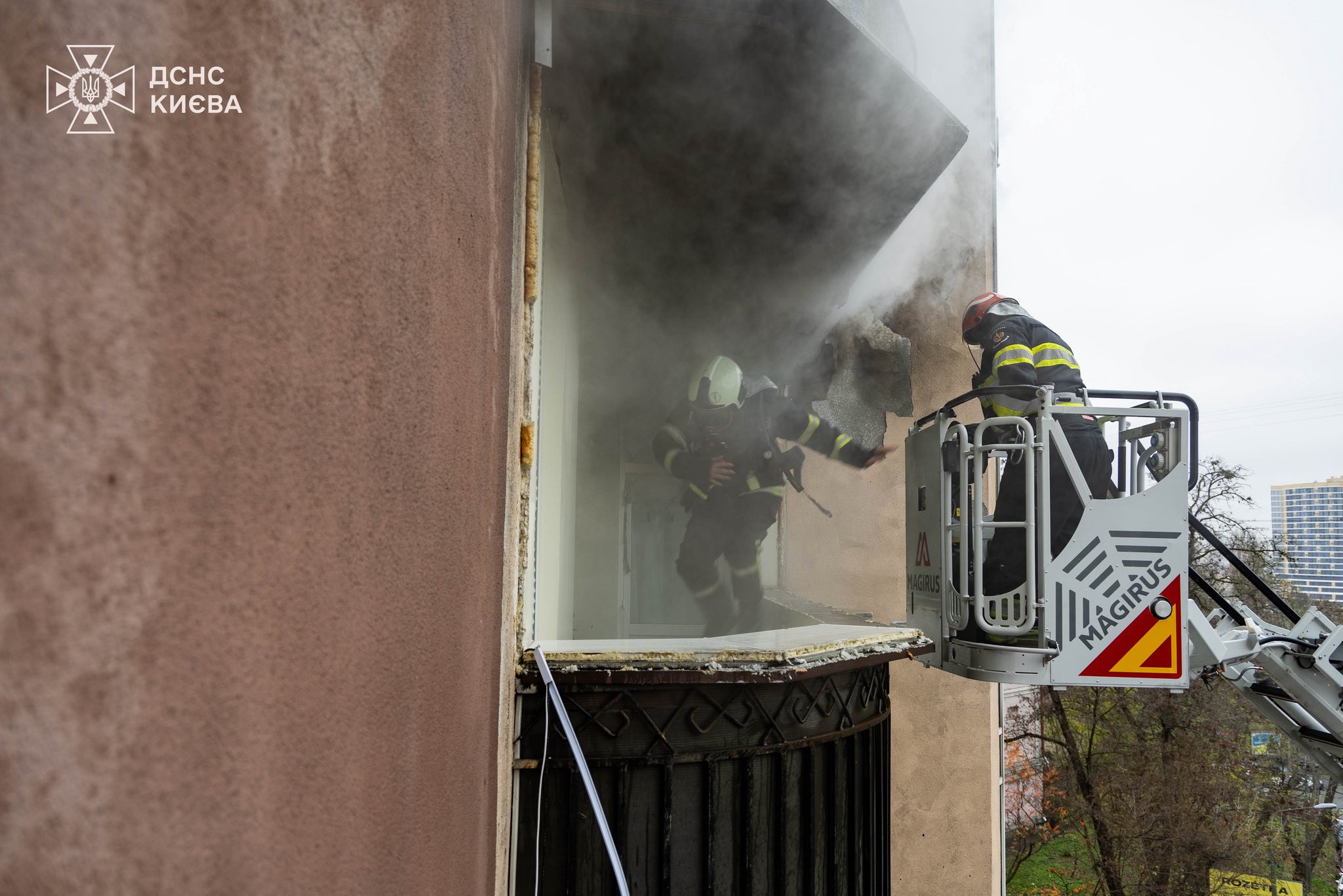 У центрі Києва вибухнула зарядна станція: у будинку пожежа