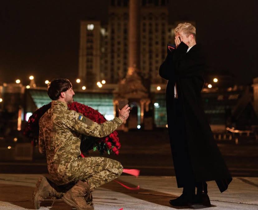 Військовий освідчився українському співаку Меловіну на Майдані