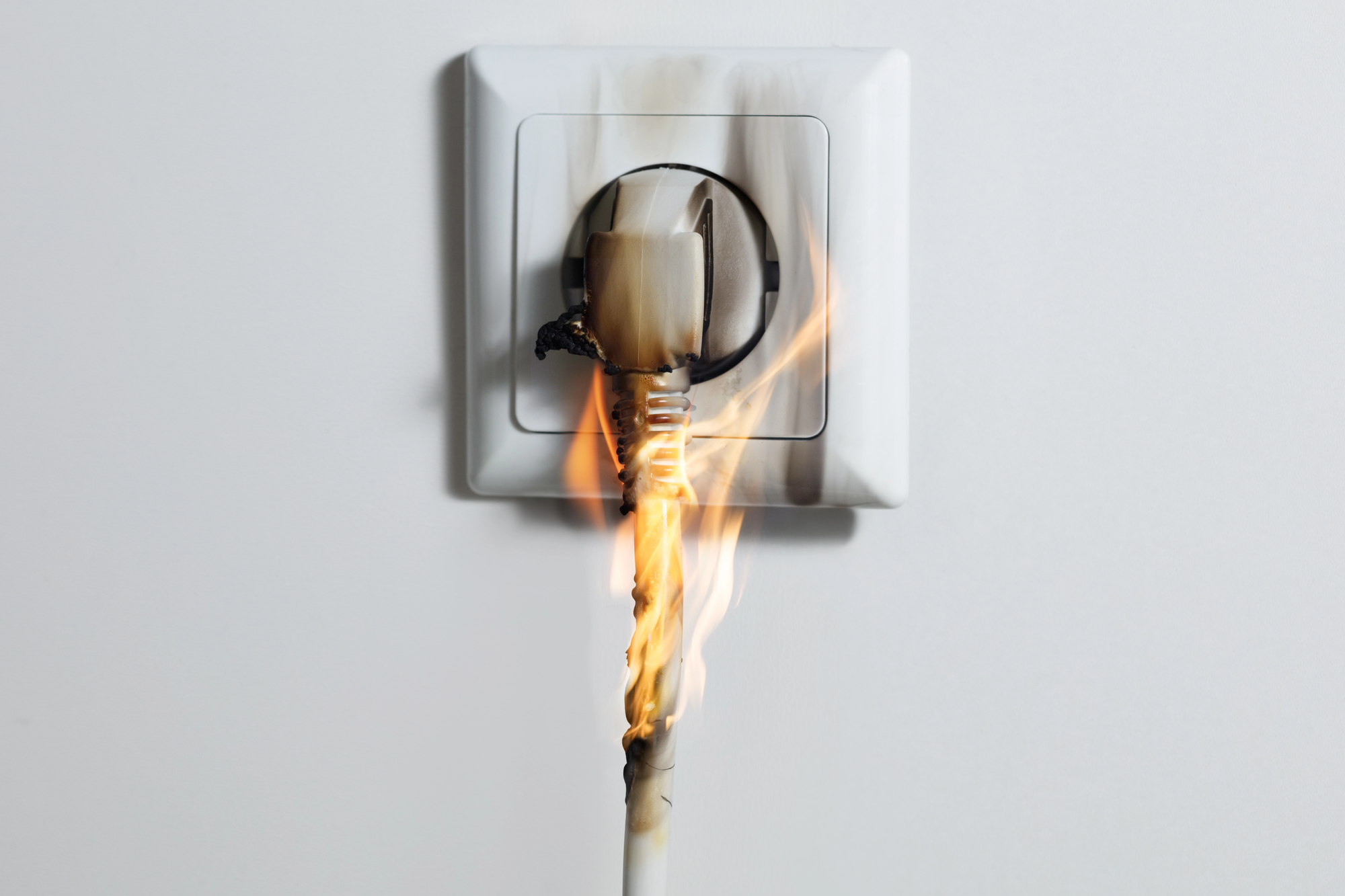 Яку техніку не можна підключати до подовжувача