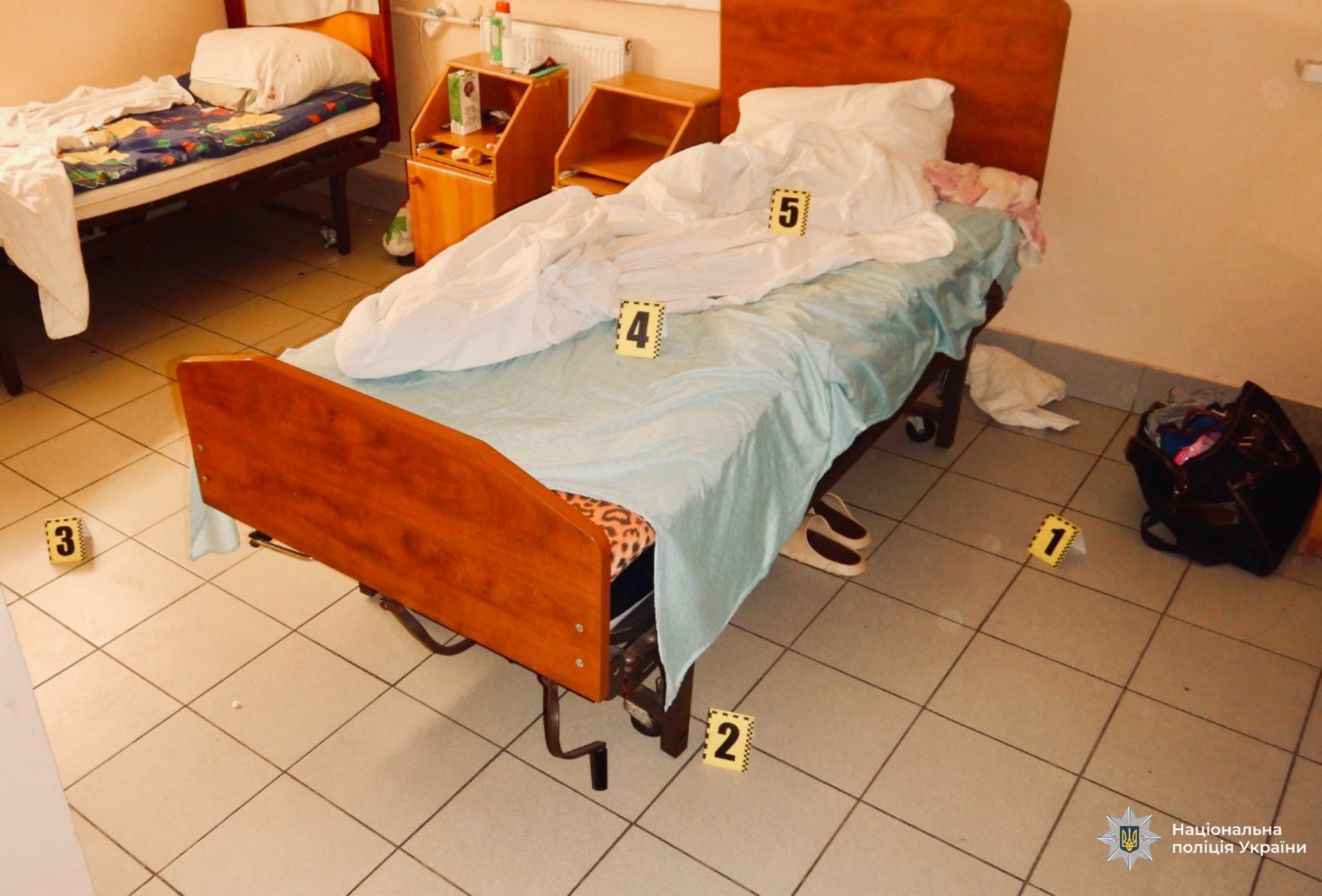 Стрілянина в палаті: на Прикарпатті п'яний пацієнт відкрив вогонь по сусідy та розбив йому голову