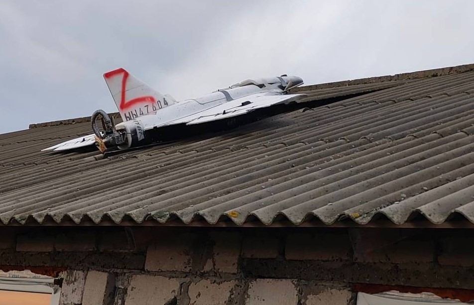 У Молдову залетіли 6 дронів, один впав на житловий будинок