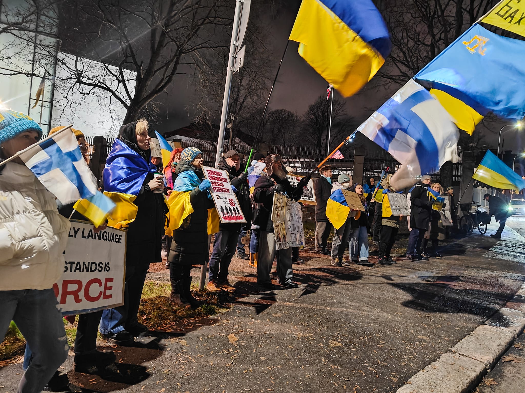 У Гельсінкі українці провели акцію протесту біля посольства США