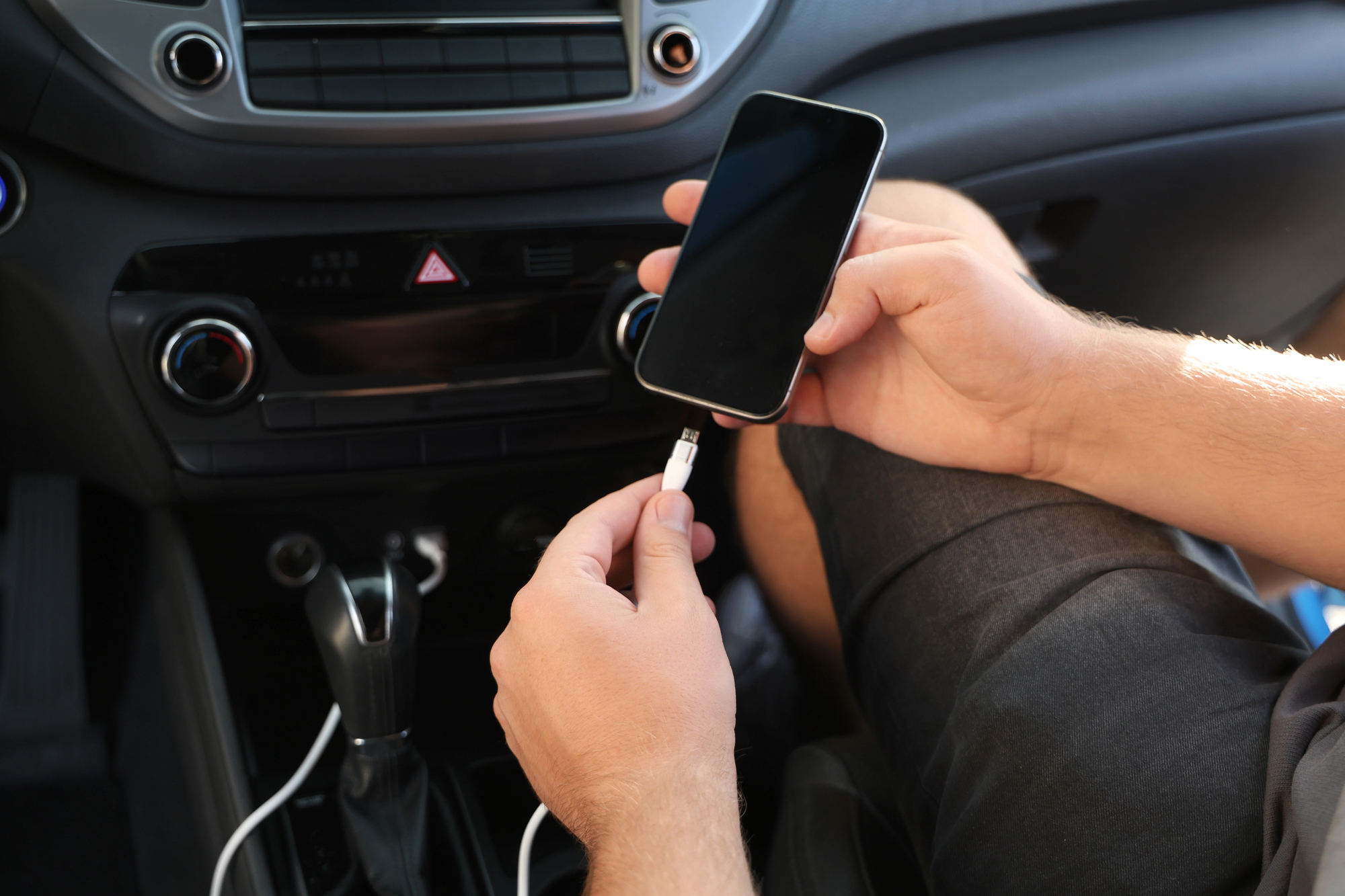 Чому не варто заряджати телефон через USB у машині: експерти розповіли ризики