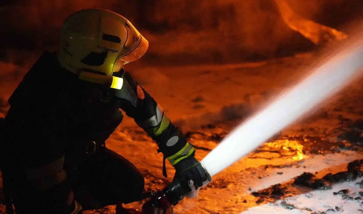 У Миколаєві через ранкову атаку дронів-камікадзе спалахнула пожежа на даху багатоповерхівки