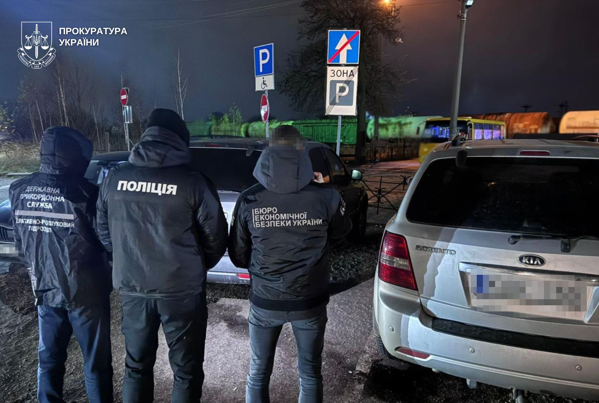 Наживалися на ЗСУ: на Львівщині викрили схему продажу "гуманітарних" авто, організовану головою фонду