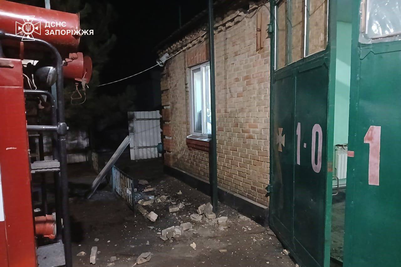 На Запоріжжі російський удар вибив вікна в пожежній частині