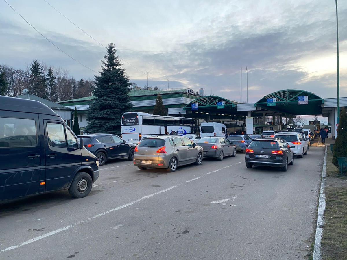 Уряд готує нові правила перетину кордону легковими авто: через «єЧергу» або Дію
