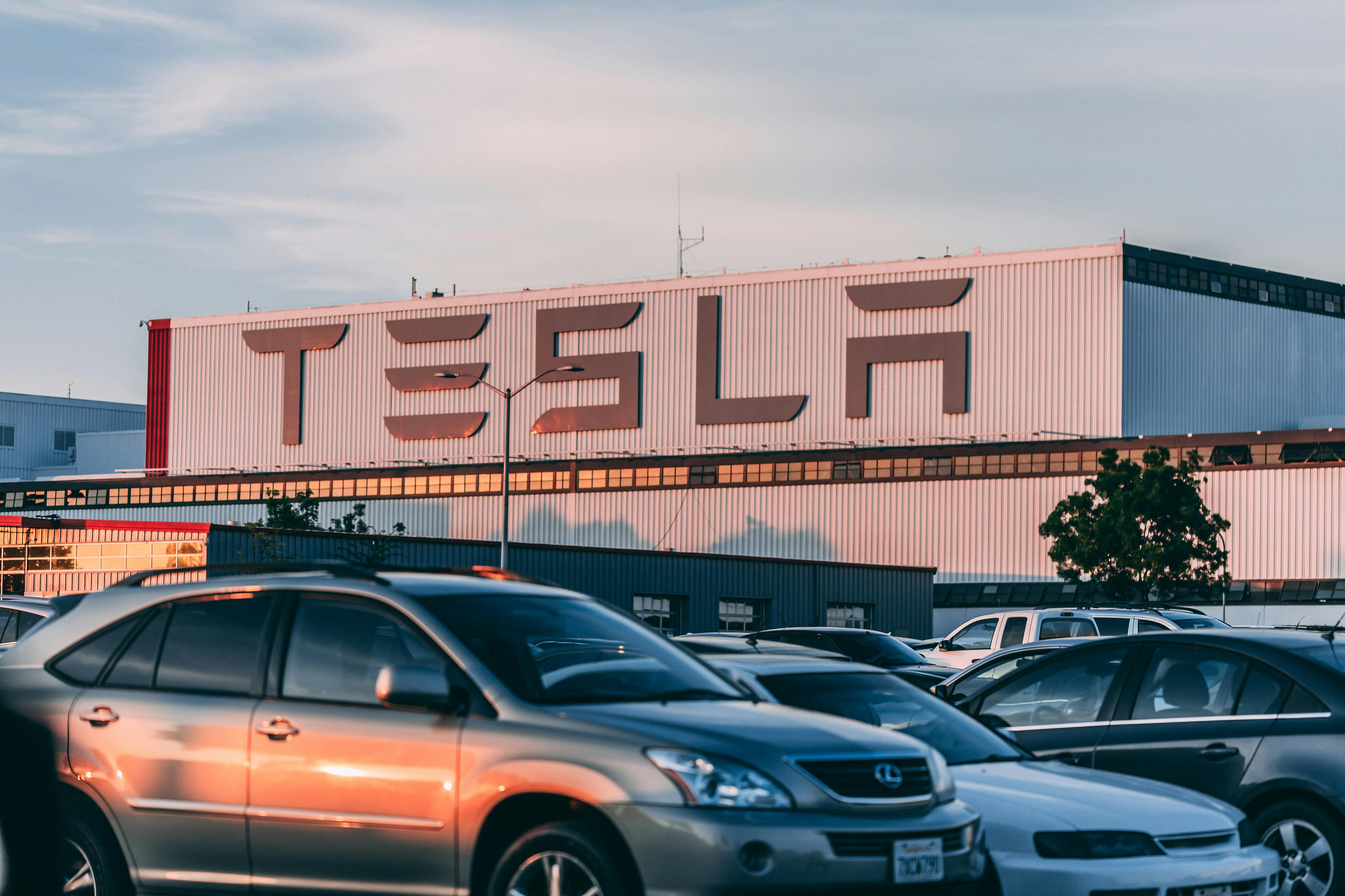 Tesla зростає на очікуваннях автономних авто, але продажі падають