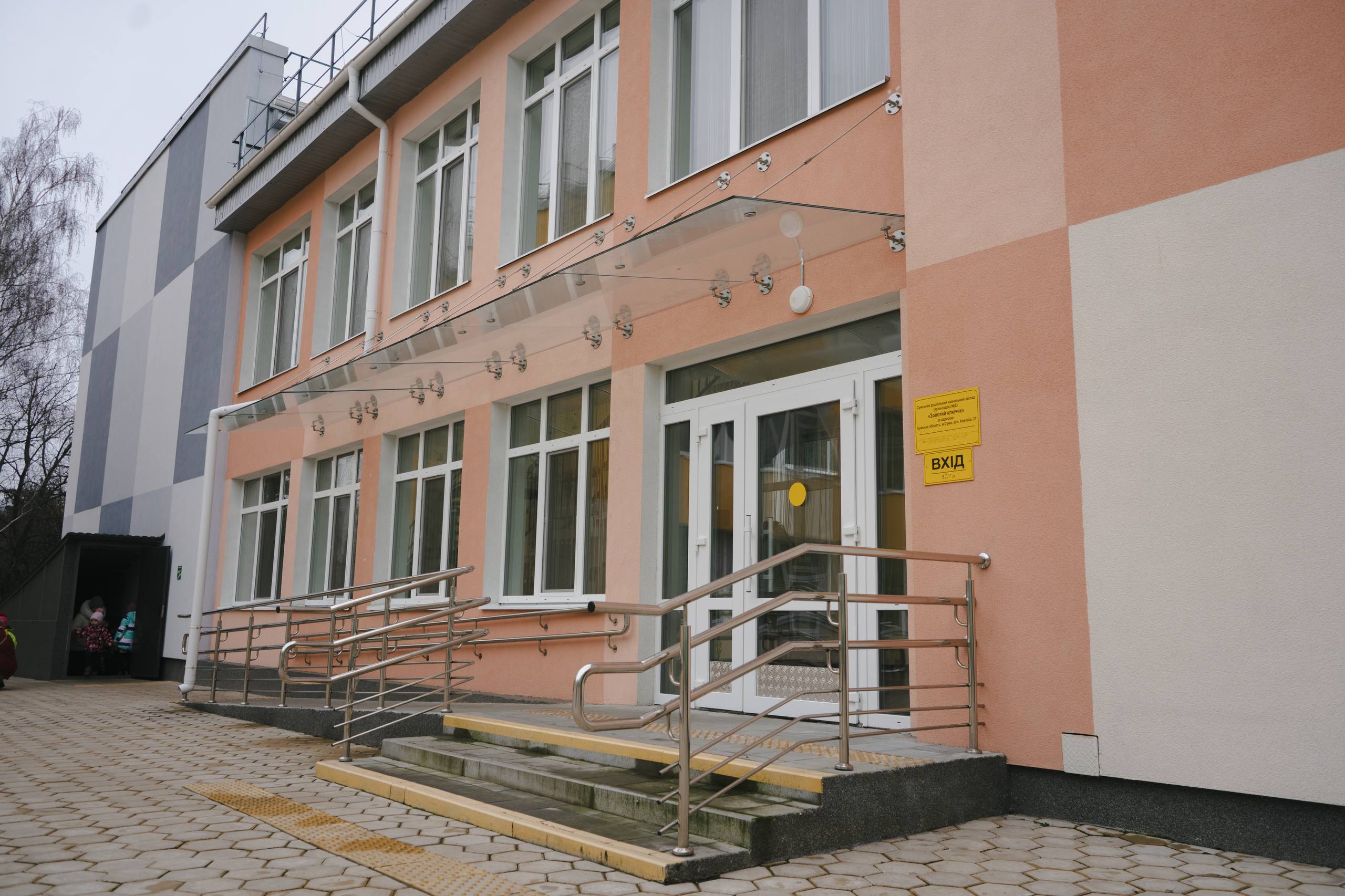 Понад 200 об’єктів соціальної інфраструктури відновили в громадах за рік