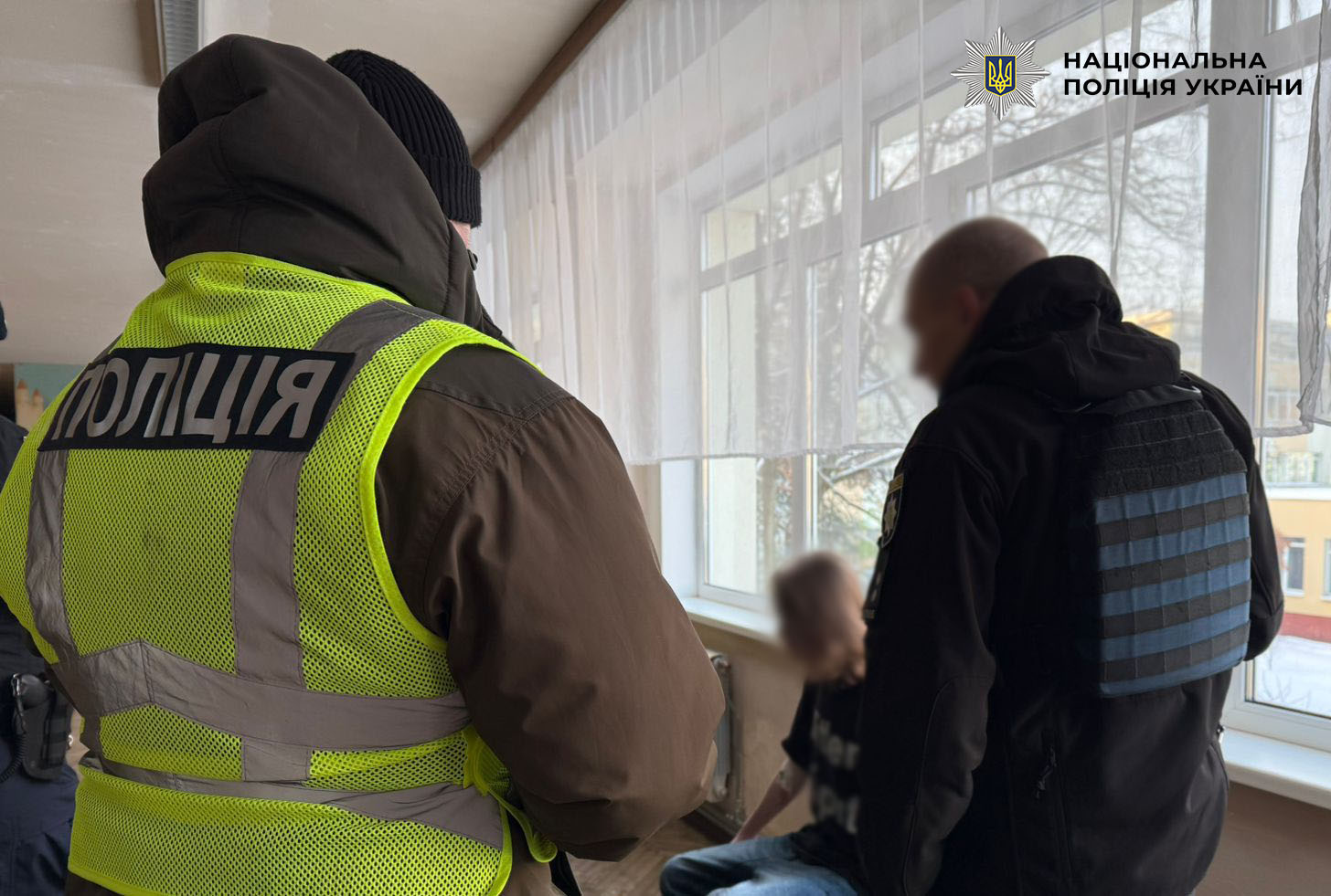 Учень столичної школи напав на вчительку та однокласника: справу розслідують як замах на вбивство