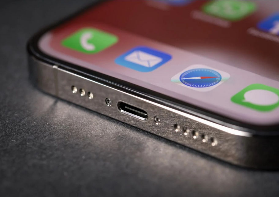 iPhone повільніше заряджається: як самому почистити роз'єм