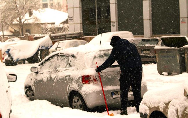Як швидко й без пошкоджень очистити авто від снігу