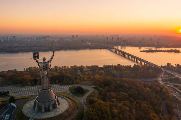 Яскраві заходи сонця над Україною: краса, яка тривожить
