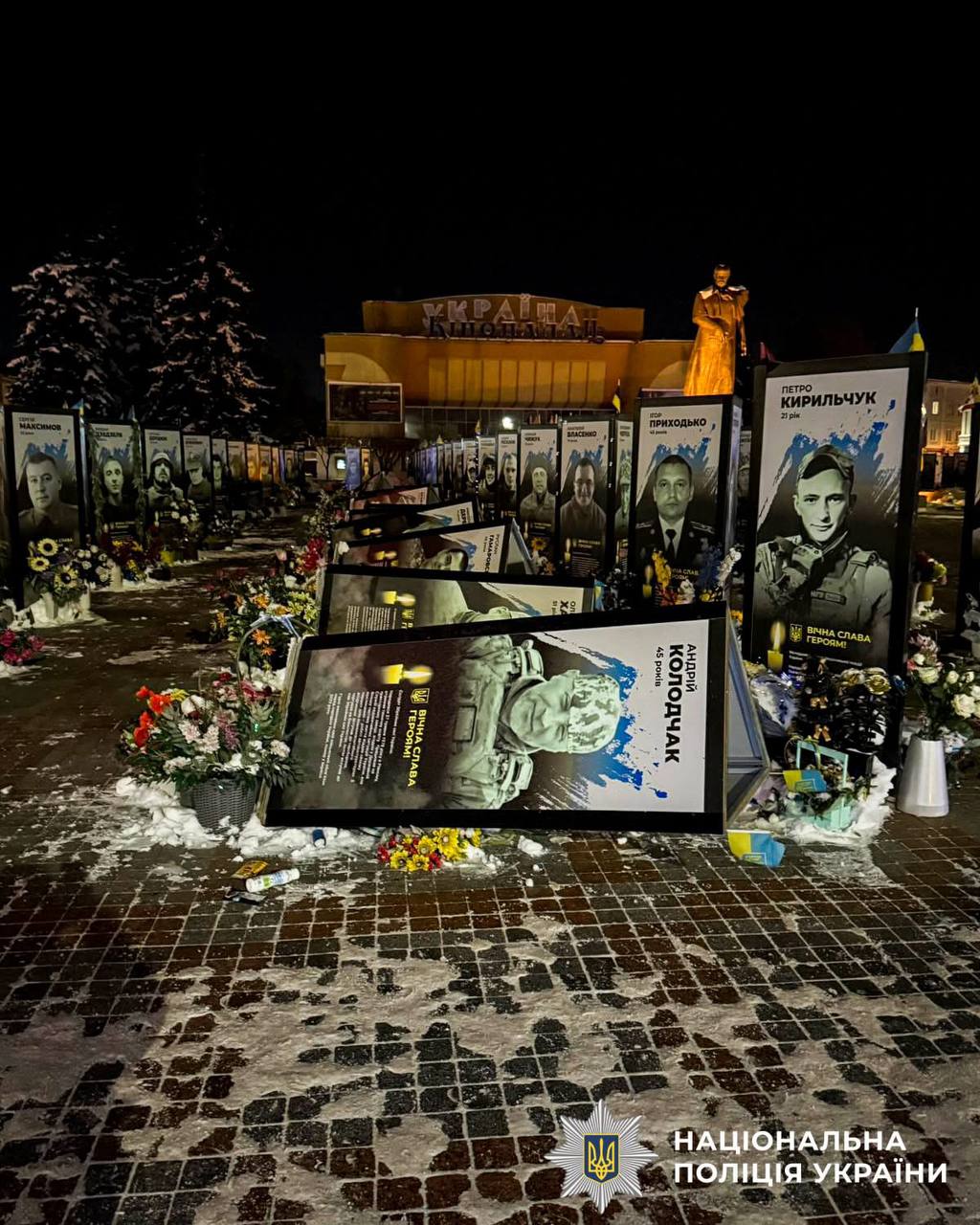«Нагадують про війну»: у Рівному п’яна жінка перекидала портрети полеглих воїнів