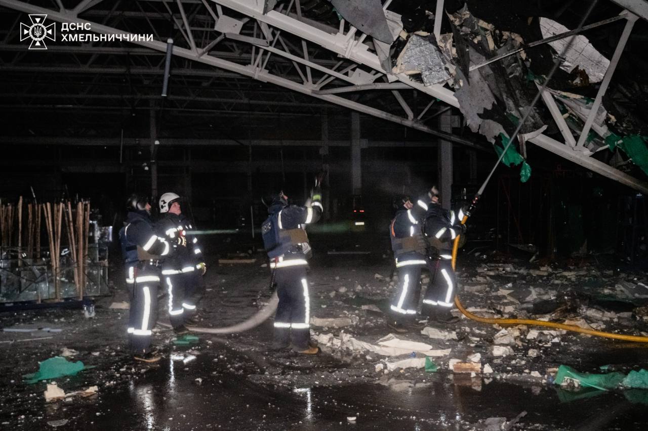 На Хмельниччині горіло підприємство через російську атаку