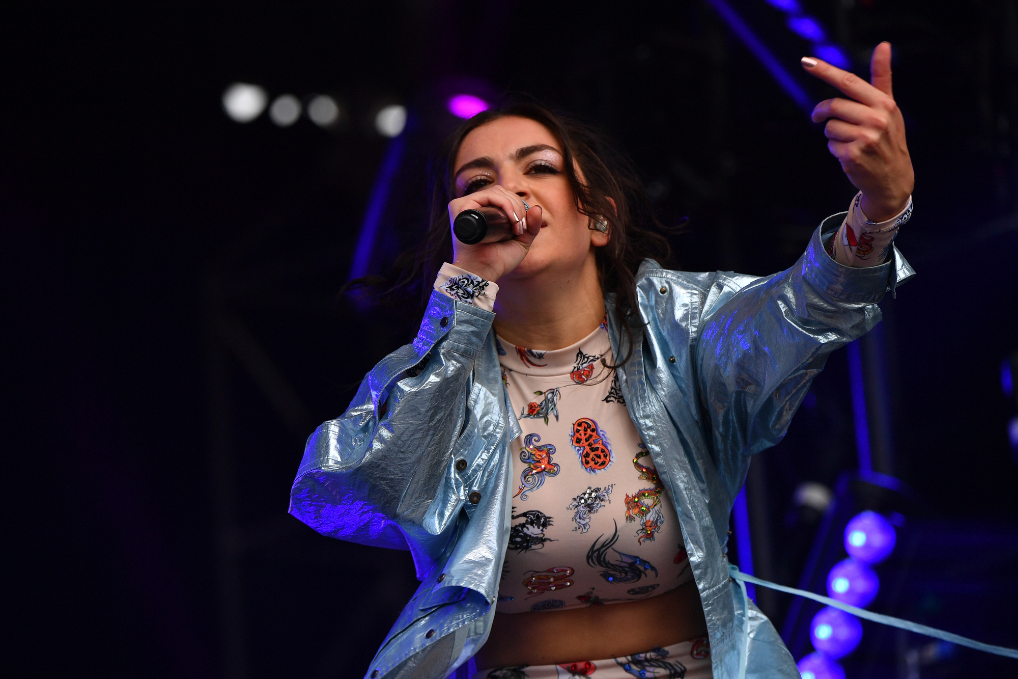 Charli xcx зіграла себе у мета-фільмі про славу, очікування і втому від успіху