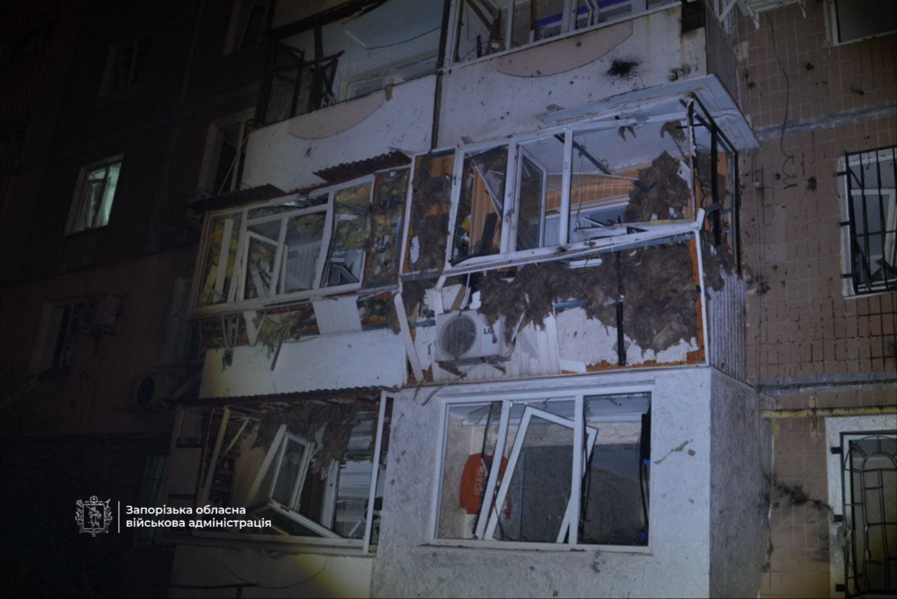Обстріл Запоріжжя: влучання у двір багатоповерхівки