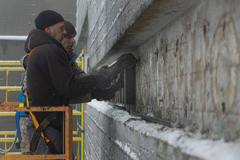 У Києві з фасаду музею Другої світової війни прибрали напис російською