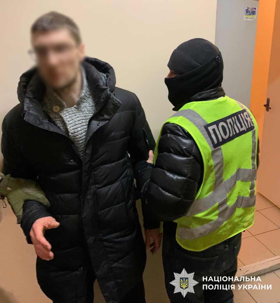 Зламав потилицю водієві евакуатора, який завантажив авто чоловіка