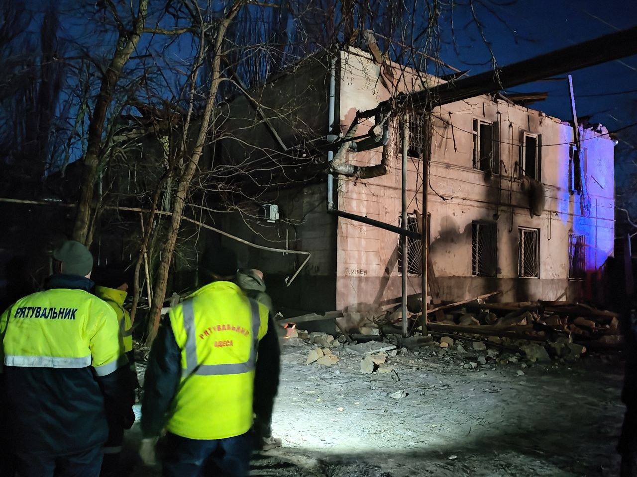 Нічна атака на Одесу: пошкоджені будинки, школа та промисловий об’єкт, є постраждалі