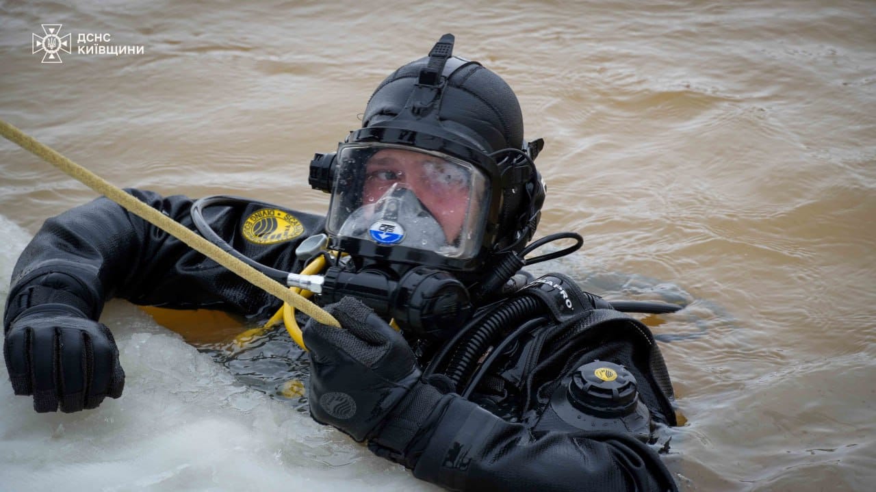Під Києвом рятувальники розшукують водія авто, що провалилося під лід