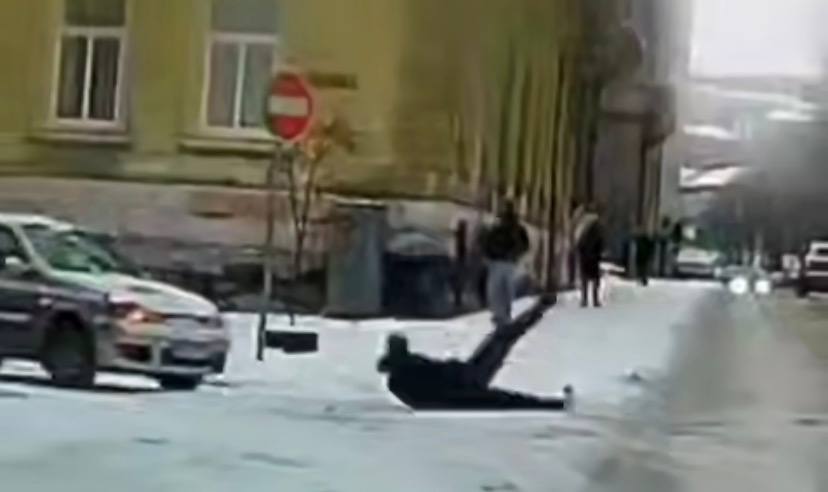 У Львові чоловік послизнувся на дорозі та потрапив під колеса авто: пішохід живий