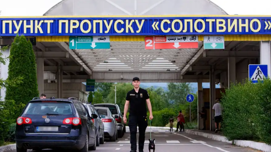 На кордоні з Румунією на одному КПП обмежили автомобільний рух до початку квітня