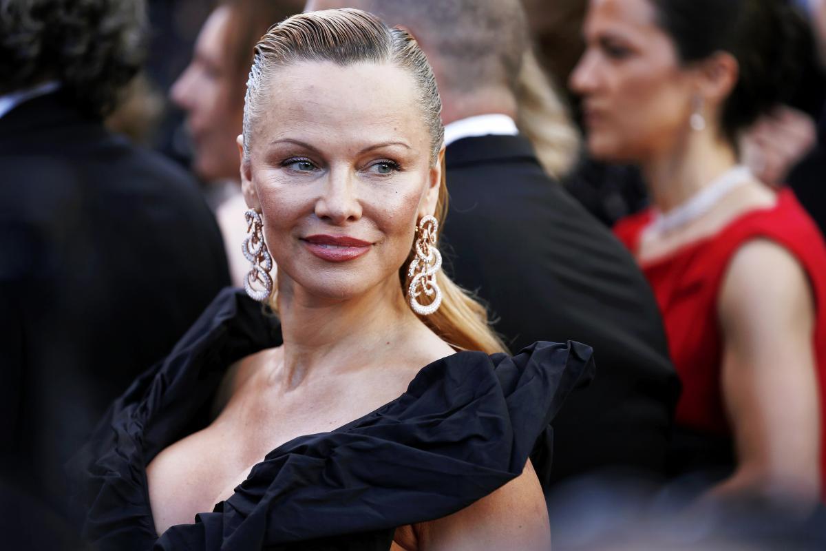 58-річна Памела Андерсон пояснила, чому завжди прокидається о четвертій вдосвіта