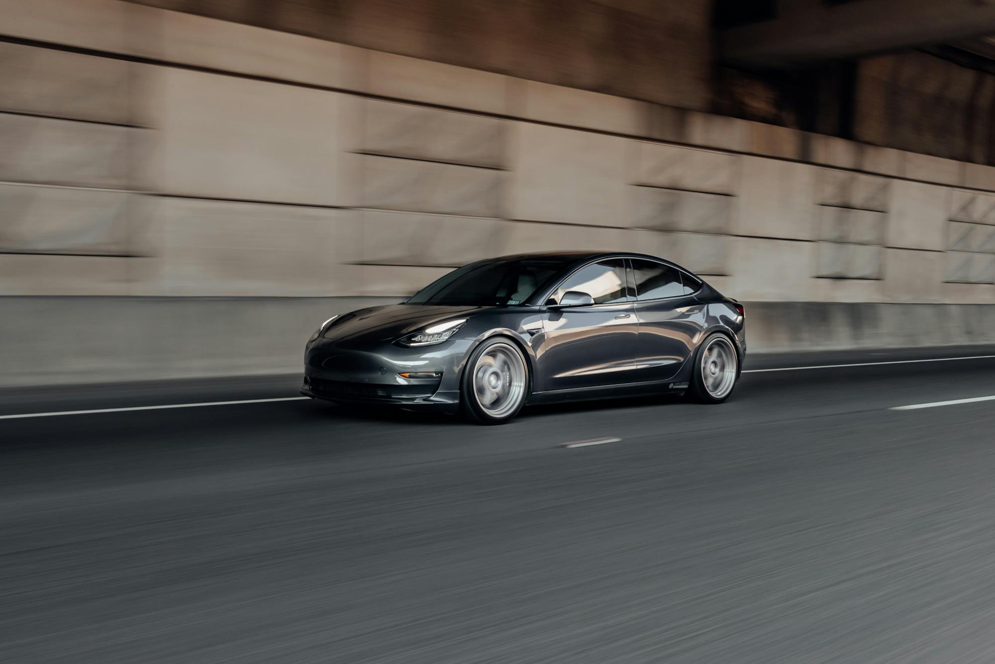 Продажі Tesla в Європі впали на 17%