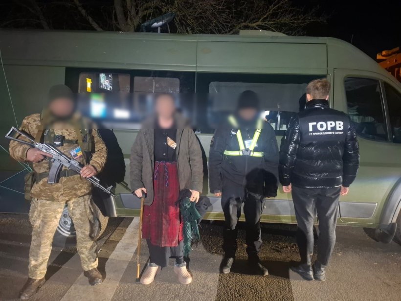 На кордоні з Молдовою затримали чоловіка, якого намагалися вивезти під виглядом пенсіонерки