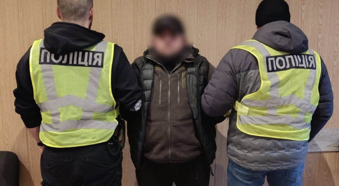 Іноземець танцював на меморіалі пам'яті загиблих захисників у Києві