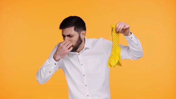 Чому від шкіри може з’являтися запах навіть після душу: пояснення лікаря