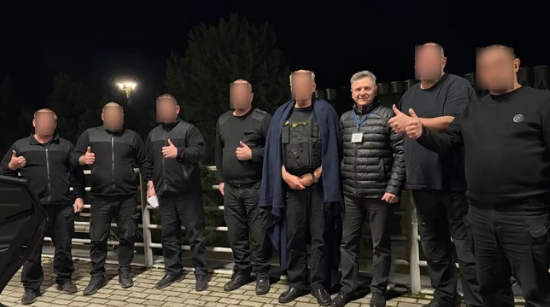 В Україну повернули сімох інкасаторів «Ощадбанку», яких раніше затримали в Угорщині