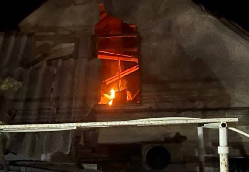 Росіяни атакували Запоріжжя: пошкоджено будинок, сталася пожежа