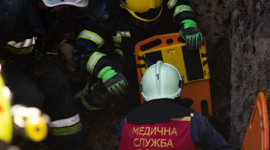 На Тернопільщині під час обвалу ґрунту загинув чоловік та засипало рятувальників