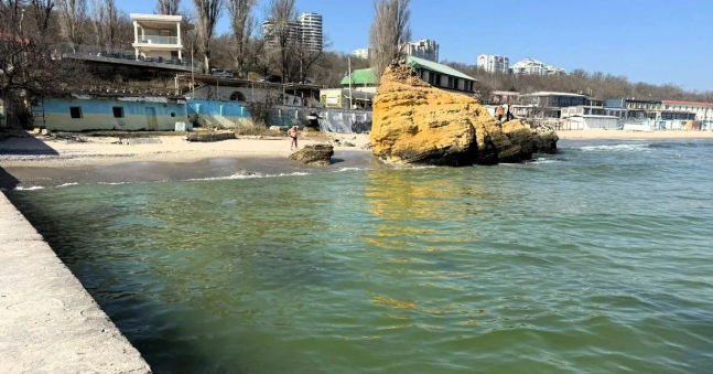 На одеських пляжах у морі почали з'являтися жовті плями