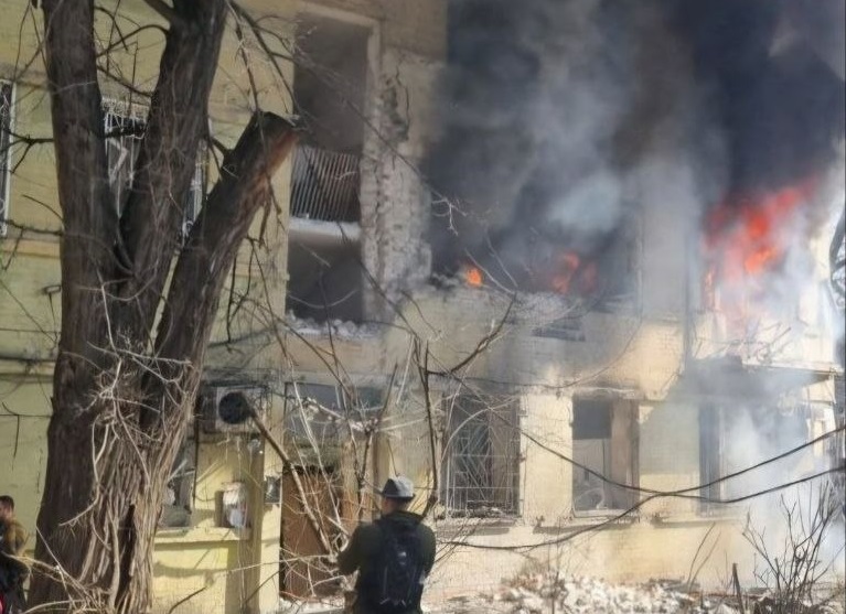 У Дніпрі ворожий БпЛА влучив у житловий будинок: п’ятеро постраждалих