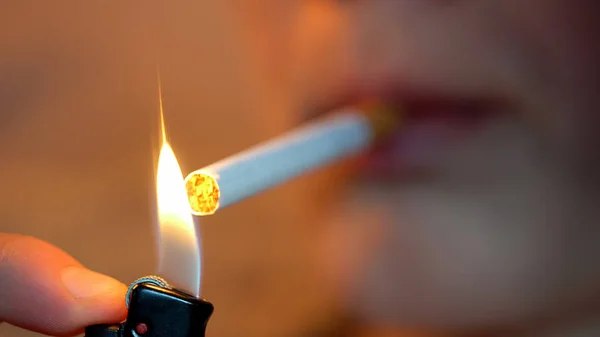 Кожен третій українець віком 18–29 років щодня курить — опитування