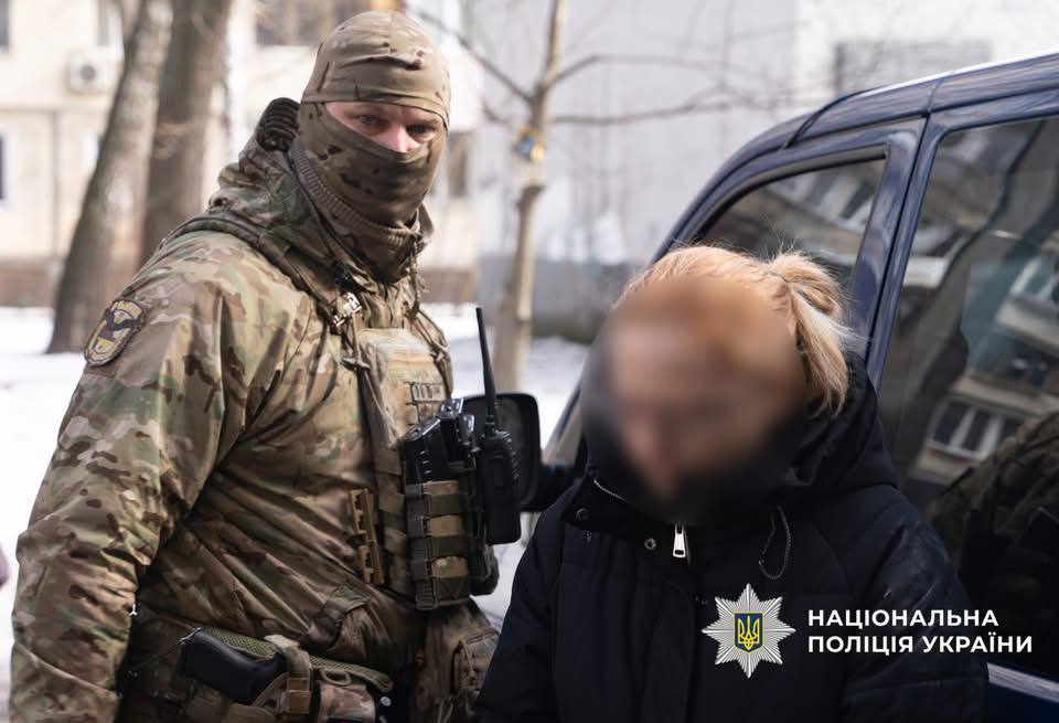 Матір та вітчима затримали у Києві за виготовлення порнографії за участю доньки
