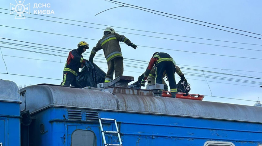 У Києві підлітки залізли на дах потяга: один загинув, двоє постраждали