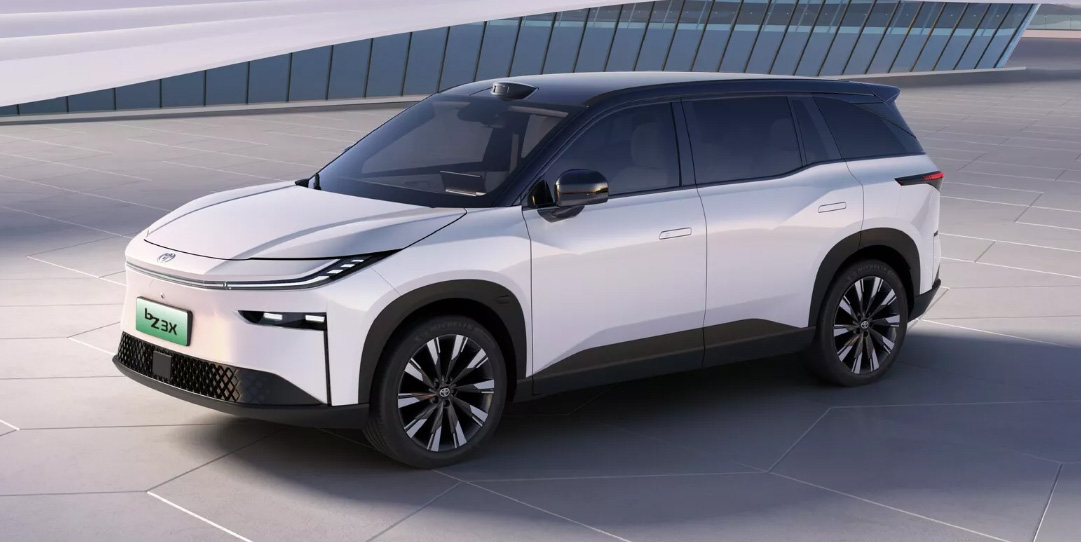 Toyota спокушає цінами на моделі-2025: е-кросовер за $14400, седан - за $13500