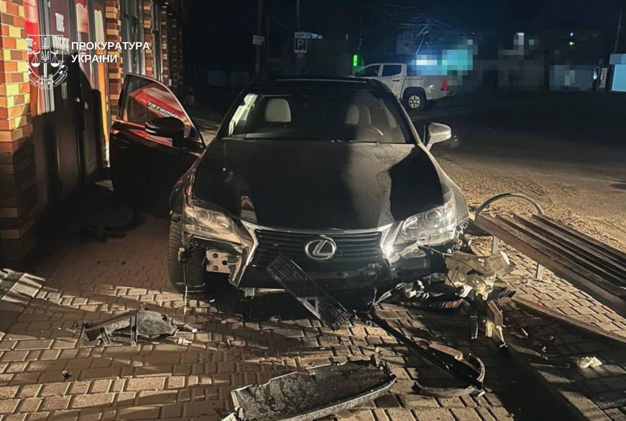 ДТП у Павлограді: п’яний водій на Lexus збив двох дівчат і втік