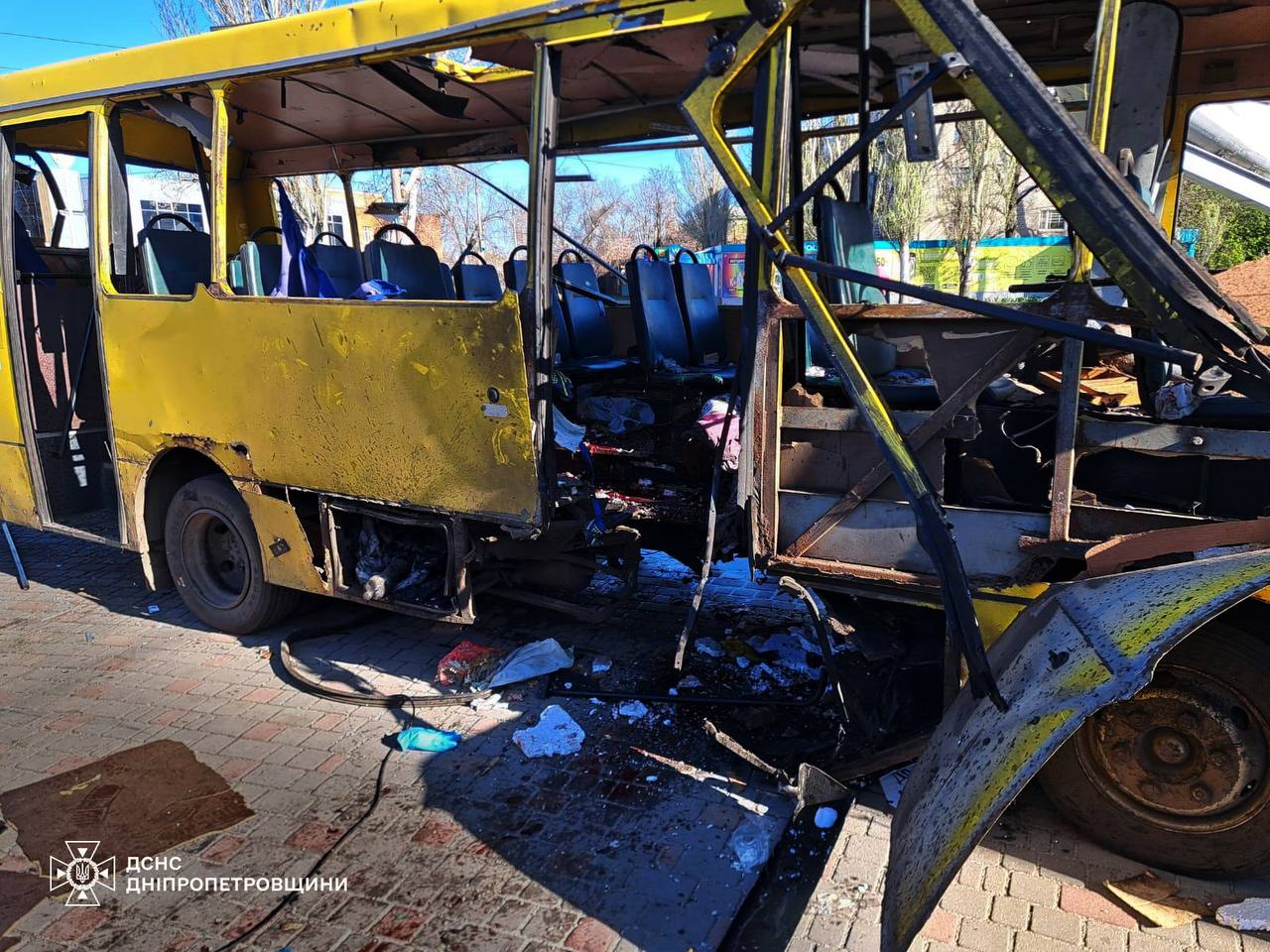 Росіяни атакували автобус у центрі Нікополя: є постраждалі