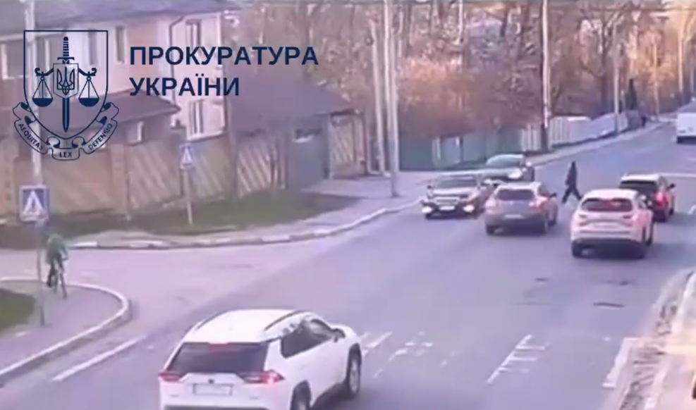На Київщині водій збив 13-річну дівчину: дитина у комі