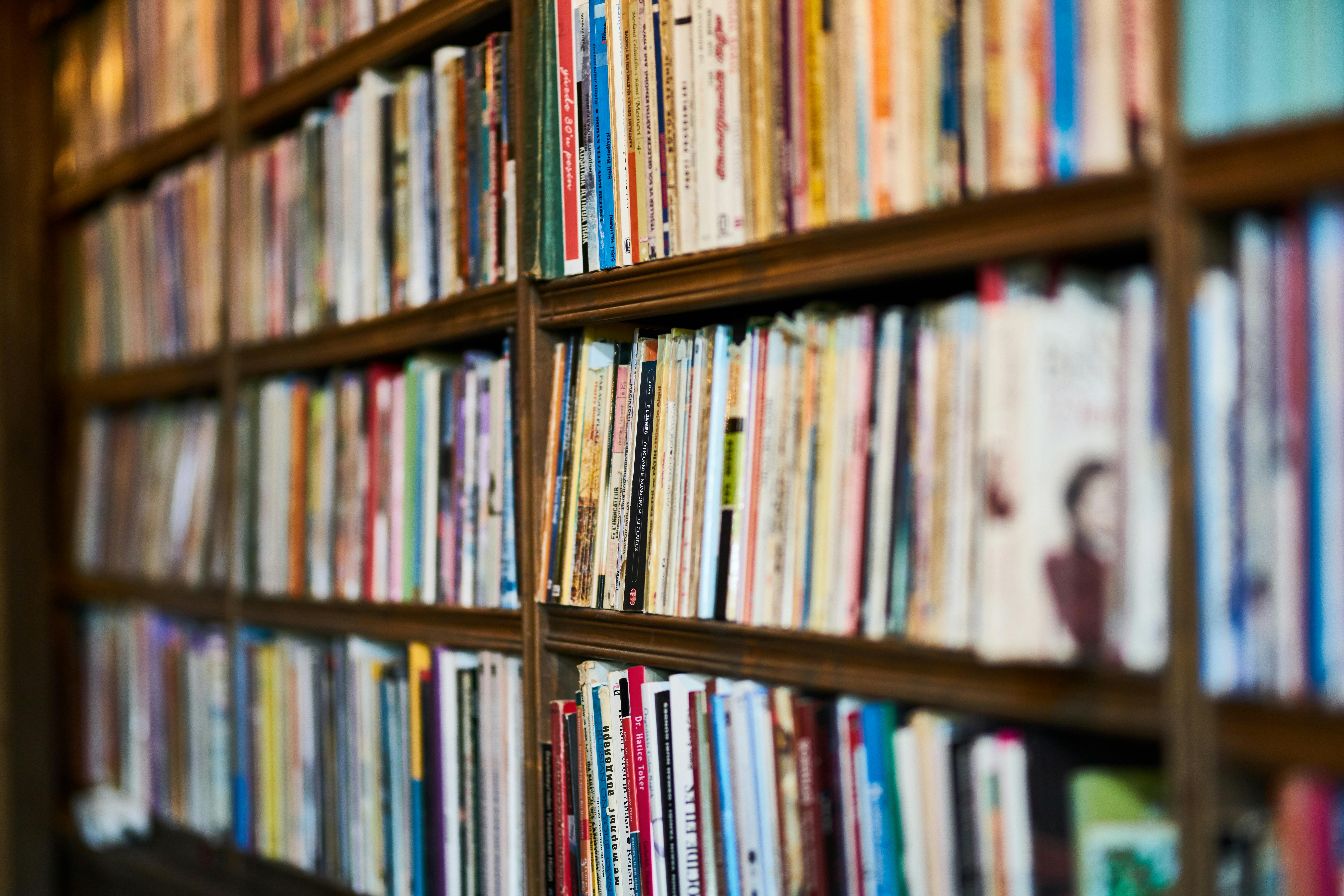 В РФ керівника найбільшого видавництва затримали через книги з «ЛГБТ-тематикою»