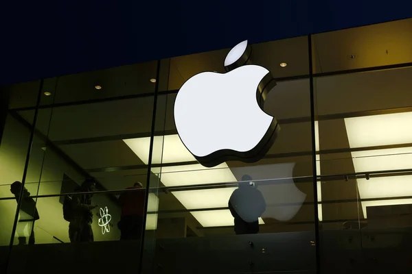 Тім Кук залишає посаду CEO Apple: компанію очолить Джон Тернус