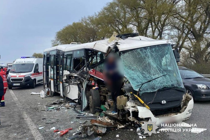 На Полтавщині автобус врізався у вантажівку – 6 постраждалих