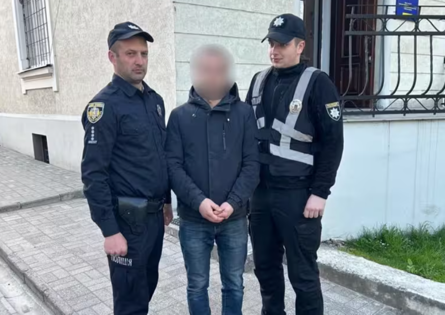 У Жовкві поліцейські затримали чоловіка, який облив томатним соком скульптуру Матері Божої